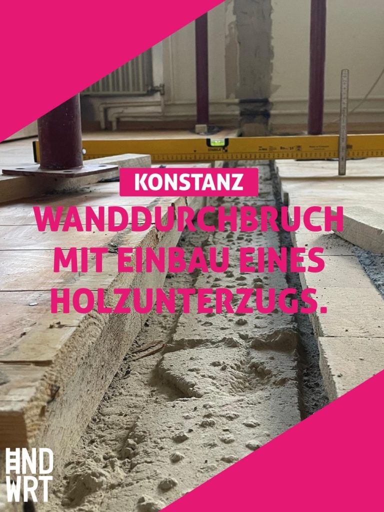Wanddurchbruch in Betonwand mit Holzunterzug, Bauschutt und Wasserwaage auf Holzboden
