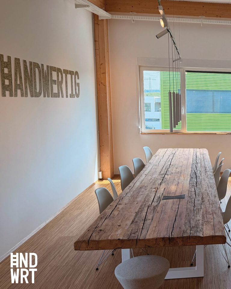 Besprechungsraum mit weißem Kunststofffenster, Holzdecke und rustikalem Holztisch