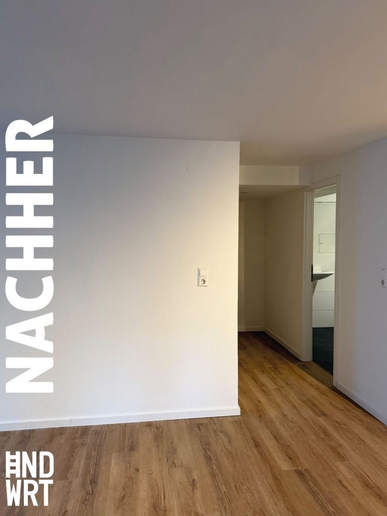 Sanierter Raum mit weißen Wänden, braunem Laminatboden und Durchgang zu angrenzendem Zimmer