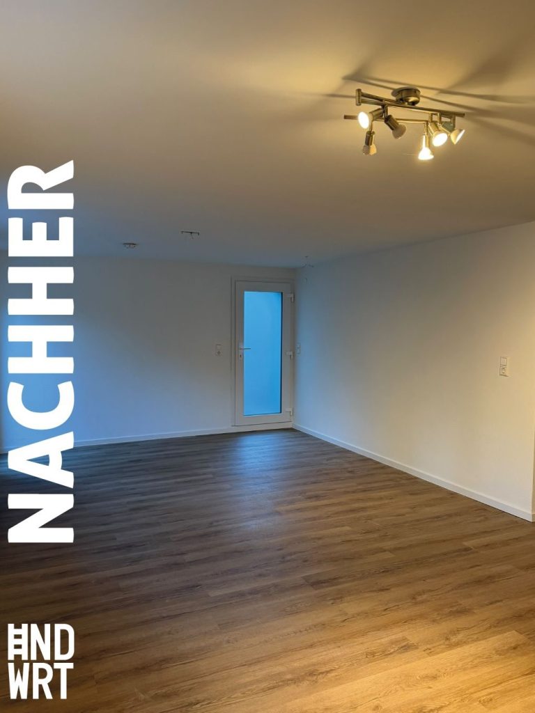 Leerer Raum mit frisch verlegtem Laminatboden, weißen Wänden, Deckenleuchte und Balkontür mit blauem Sichtschutz