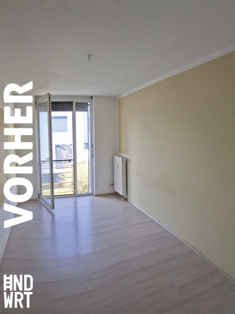 Leerer Raum mit hellem Laminatboden, beiger Wand, weißer Decke und offener Balkontür mit Heizkörper