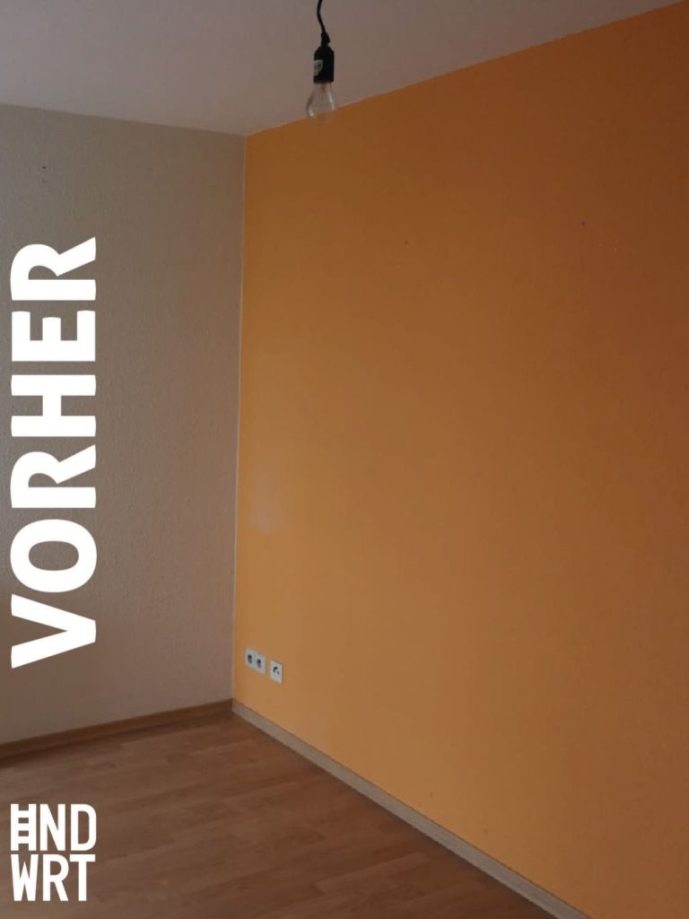 Leerer Raum mit beigefarbener und orangefarbener Wandgestaltung, Laminatboden und Steckdosen vor der Renovierung