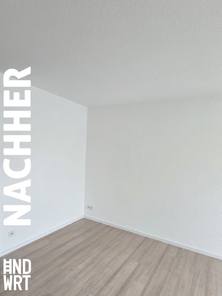 Leerer Raum mit weißen Wänden, weißer Decke und hellbraunem Laminatboden nach Sanierung
