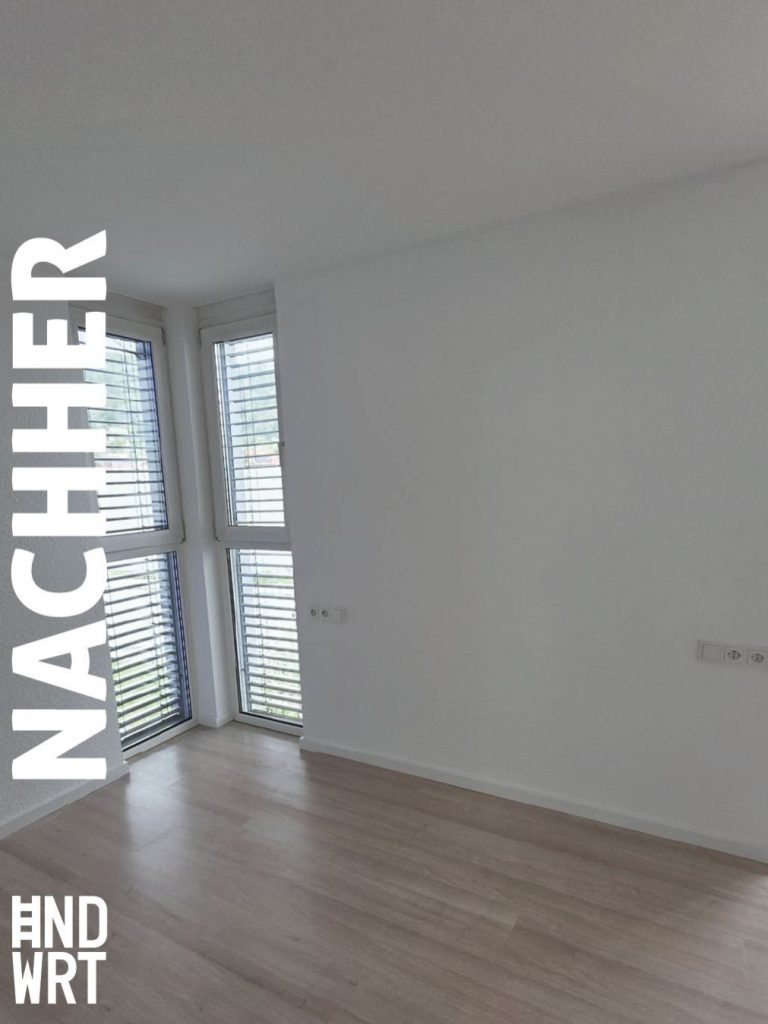 Leerer Raum mit weißen Wänden, hellem Laminatboden und großen Fenstern mit Jalousien