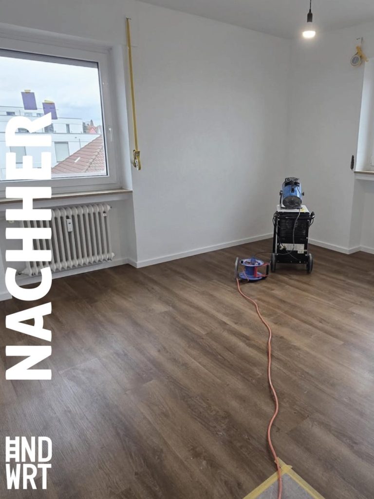 Sanierter Raum mit weißen Wänden, Laminatboden und Trocknungsgerät nach Schimmelsanierung
