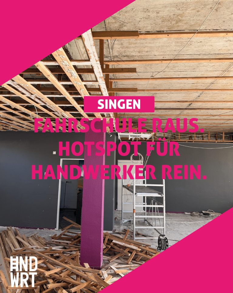 Raum mit freiliegender Holzbalkendecke, teilweise entfernter Verkleidung und Gerüst während Sanierungsarbeiten